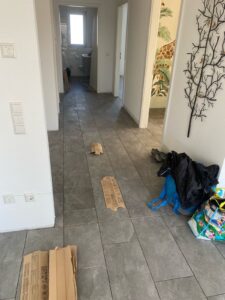 Wohnzimmer mit grauen Bodenfliesen