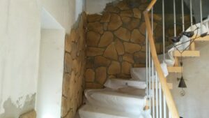 Natursteinstruktur mit Treppe und Geländer