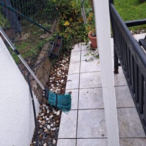 Gartenfliesenverlegung