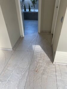 Großformatige Fliesen im Neubau