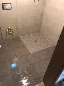 Mosaikfliesen in begehbarer Dusche