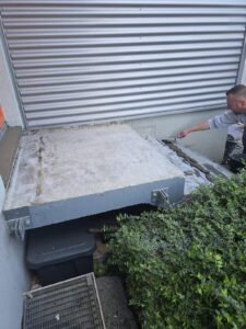 Fliesenleger bei der Arbeit