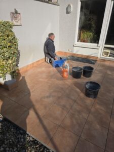 Außenfliesen im Verlegeprozess